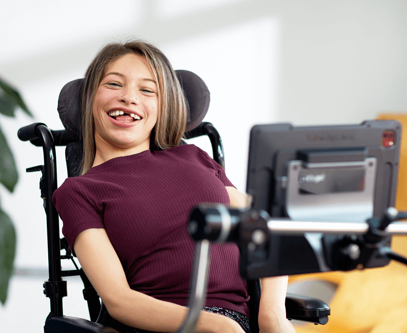 女子使用Tobii Dynavox TD Pilot设备